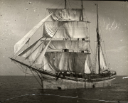 Ein großes Segelschiff mit drei Masten und vollständig gesetzten Segeln fährt auf ruhiger See. Die Aufnahme stammt aus der Sammlung des U-Boot-Kommandanten Walter Forstmann und dokumentiert ein Handelsschiff im Mittelmeer.