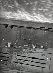Eine Schwalbe sitzt auf dem nassen Holzdeck eines U-Bootes bei ruhiger See. Das Bild zeigt die Deckplanken und Ausrüstungsgegenstände des Unterseebootes während einer Fahrt.