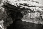 Das Bild zeigt das Innere einer unterirdischen Steinanlage mit gewölbten Decken und massiven Mauern aus Naturstein. Die Architektur deutet auf eine militärische oder befestigte Anlage hin, möglicherweise im Zusammenhang mit Marineeinrichtungen.