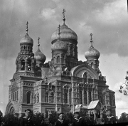 Vier deutsche Marinesoldaten in dunklen Uniformen posieren vor einer großen orthodoxen Kirche mit charakteristischen Zwiebelkuppeln und Kreuzen. Die monumentale Kirchenarchitektur im russisch-byzantinischen Stil dominiert das Bild mit ihren mehreren goldenen Kuppeln und reich verzierten Fassaden.