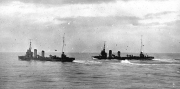 Zwei deutsche Torpedoboote fahren parallel in Formation auf ruhiger See. Die Schiffe zeigen die charakteristische Silhouette mit Schornsteinen und Aufbauten der kaiserlichen Kriegsmarine.