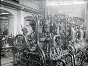 Blick in den Maschinenraum eines deutschen U-Boots mit dem komplexen Dieselmotor und zahlreichen Rohrleitungen, Ventilen und Bedienrädern. Die Aufnahme zeigt die technische Ausstattung eines Unterseeboots der Kaiserlichen Marine während des Ersten Weltkriegs.