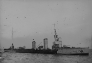 Das Torpedoboot G 93 der Kaiserlichen Marine fährt auf ruhiger See. Das Kriegsschiff zeigt die charakteristische Silhouette mit zwei Schornsteinen und Geschützbewaffnung.