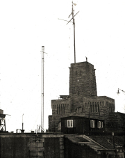 Eine militärische Signalstation mit charakteristischem Backsteinturm und hohem Funkmast auf der Insel Helgoland. Die Anlage diente der Kaiserlichen Marine zur Kommunikation und Überwachung der Nordsee.