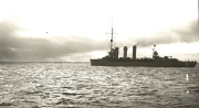 Ein Kreuzer mit drei charakteristischen Schornsteinen und Masten fährt bei ruhiger See. Die Aufnahme entstand im Kontext der U-Boot-Operationen von S.M. U 39 unter Walter Forstmann.