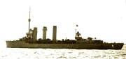 Ein deutsches Schlachtschiff der Kaiserlichen Marine zeigt sich in charakteristischer Silhouette mit vier markanten Schornsteinen und Geschütztürmen. Das Kriegsschiff fährt bei ruhiger See, die Aufnahme entstand vermutlich während einer Fahrt der Hochseeflotte.