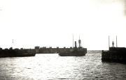 Ein Kriegsschiff mit charakteristischen Masten und Schornstein liegt zwischen zwei Hafenmolen. Die Aufnahme entstand im Kontext der deutschen U-Boot-Operationen im Mittelmeer während des Ersten Weltkriegs.