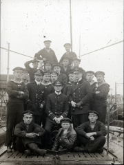 Gruppenportrait der Besatzung von S.M. U 39 mit Offizieren in Uniformjacken und Mannschaft in Matrosenanzügen auf dem Deck des U-Bootes. Die Aufnahme zeigt die vollständige Crew in typischer Aufstellung für ein Besatzungsfoto der Kaiserlichen Marine.