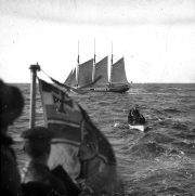 Das dänische Segelschiff Danmark wird während des Ersten Weltkriegs von S.M. U 39 versenkt, während die Besatzung in einem Rettungsboot wartet. Die Aufnahme zeigt den Dreimaster kurz vor dem Untergang sowie das Rettungsboot mit der geretteten Schiffsbesatzung.