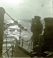 Ein Offizier der Kaiserlichen Marine führt eine Navigation mit dem Sextant auf der Brücke eines U-Bootes durch. Die Aufnahme zeigt das Schiff bei bewegter See mit deutlichem Seegang.