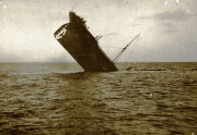 Ein Dampfschiff sinkt mit dem Bug voran ins Meer, während die Masten noch aus dem Wasser ragen. Die Aufnahme dokumentiert eine Schiffsversenkung während des U-Boot-Krieges im Ersten Weltkrieg.