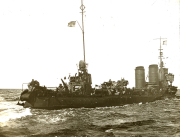Das deutsche Torpedoboot G 92 fährt bei mäßigem Seegang mit Besatzung an Deck. Die charakteristischen Schornsteine und die Bewaffnung des Kriegsschiffs sind deutlich erkennbar.