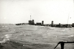 Das Torpedoboot G 92 fährt bei starkem Seegang durch hohe Wellen. Die Aufnahme zeigt das Kriegsschiff mit seinen charakteristischen Schornsteinen und der niedrigen Silhouette eines Torpedobootes.