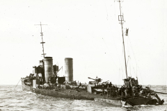 Ein deutsches Torpedoboot der Kaiserlichen Marine fährt bei mäßigem Seegang. Das Kriegsschiff zeigt die charakteristischen zwei Schornsteine und die typische Bewaffnung eines Torpedoboots.