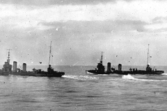 Zwei deutsche Torpedoboote fahren parallel in Formation auf ruhiger See. Die Schiffe zeigen die charakteristische Silhouette mit Schornsteinen und Aufbauten der kaiserlichen Kriegsmarine.