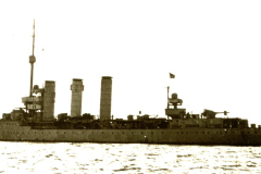 Ein deutsches Schlachtschiff der Kaiserlichen Marine zeigt sich in charakteristischer Silhouette mit vier markanten Schornsteinen und Geschütztürmen. Das Kriegsschiff fährt bei ruhiger See, die Aufnahme entstand vermutlich während einer Fahrt der Hochseeflotte.