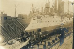 Militärisches Großkampfschiff in Trockendock mit Besatzung