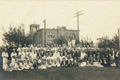 Großes Gruppenfoto von Marineoffizieren und Zivilisten vor einem Gebäude