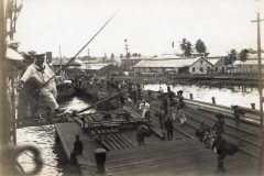 Hafenbetrieb mit Arbeitern und Seeleuten