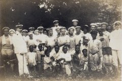 Gruppenfoto von deutschen Matrosen und einheimischen Kindern
