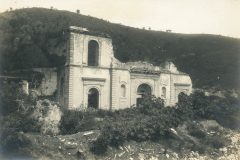 Zerstörte Kirche mit Hügel im Hintergrund