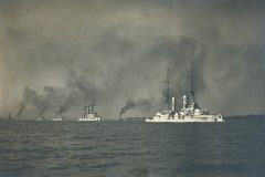 Flottille von Kriegsschiffen auf offenem Wasser