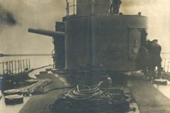 Deck eines Kriegsschiffs mit Geschütz und Mannschaft