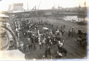 Menschen und Pferdekutschen am Hafen