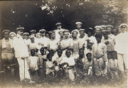 Gruppenfoto von deutschen Matrosen und einheimischen Kindern