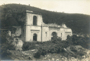 Zerstörte Kirche mit Hügel im Hintergrund