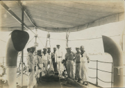 Marinesoldaten mit großem Fisch auf Marineschiff