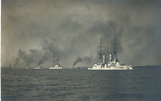 Flottille von Kriegsschiffen auf offenem Wasser