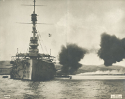 Schlachtschiff beim Geschützfeuer im Hafen