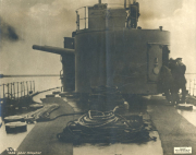 Deck eines Kriegsschiffs mit Geschütz und Mannschaft