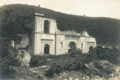 Zerstörte Kirche mit Hügel im Hintergrund