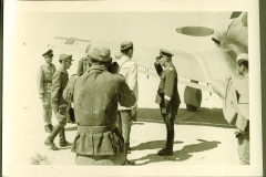 Offiziere und Soldaten bei Flugzeugbesprechung in Nordafrika