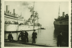 Kriegsschiffe und Transportschiffe im Hafen während des Afrikaaufenthalts