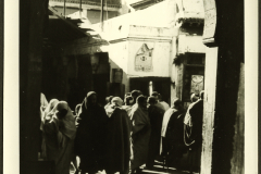 Personengruppe in nordafrikanischer Medina-Gasse