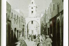 Straßenszene in einer nordafrikanischen Stadt mit Moschee