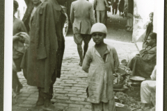 Straßenszene in Nordafrika mit Zivilbevölkerung und deutschem Soldat