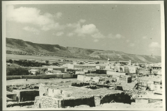 Nordafrikanische Siedlung mit Moschee und Berglandschaft
