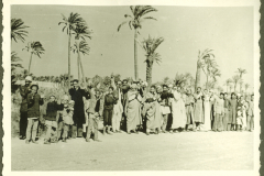 Gruppenfoto mit Zivilbevölkerung in Palmenhain, Nordafrika