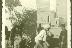 Nordafrikanische Ortschaft mit Moschee und Zivilbevölkerung
