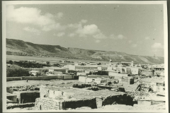 Nordafrikanische Siedlung mit Moschee und Berglandschaft