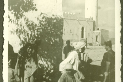 Nordafrikanische Ortschaft mit Moschee und Zivilbevölkerung