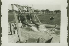 Zerstörtes Flugzeugwrack in nordafrikanischer Wüstenlandschaft