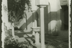 Arkadenhof mit Säulen und Brunnen in antiker Ruinenstätte in Nordafrika
