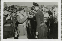Begrüßung eines deutschen Offiziers mit Blumen durch Kriegshelferinnen im Nordafrika-Feldzug