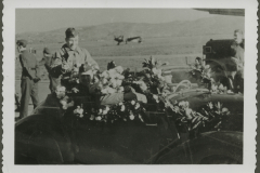 Militärische Beerdigung mit Blumenschmuck und Soldaten im Wüstengebiet Nordafrika