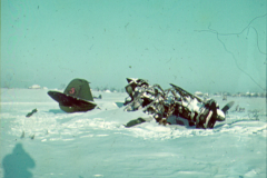 Wrack eines deutschen Flugzeugs im Schnee, Russland